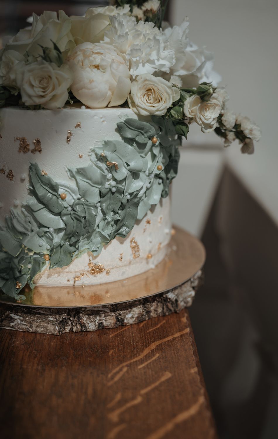 Hochzeittorte in der Villa Raab mit Garten, Hochzeit in der Villa Raab Alsfeld, Standesamtliche Trauung Villa Raab Hessen, Brautpaar vor der Villa Raab im Sommer, Hochzeitsdekoration in der Villa Raab, Fotografie und Licht in der Villa Raab in Aalsfeld, Hochzeitsfeier in der Villa Raab mit Garten
