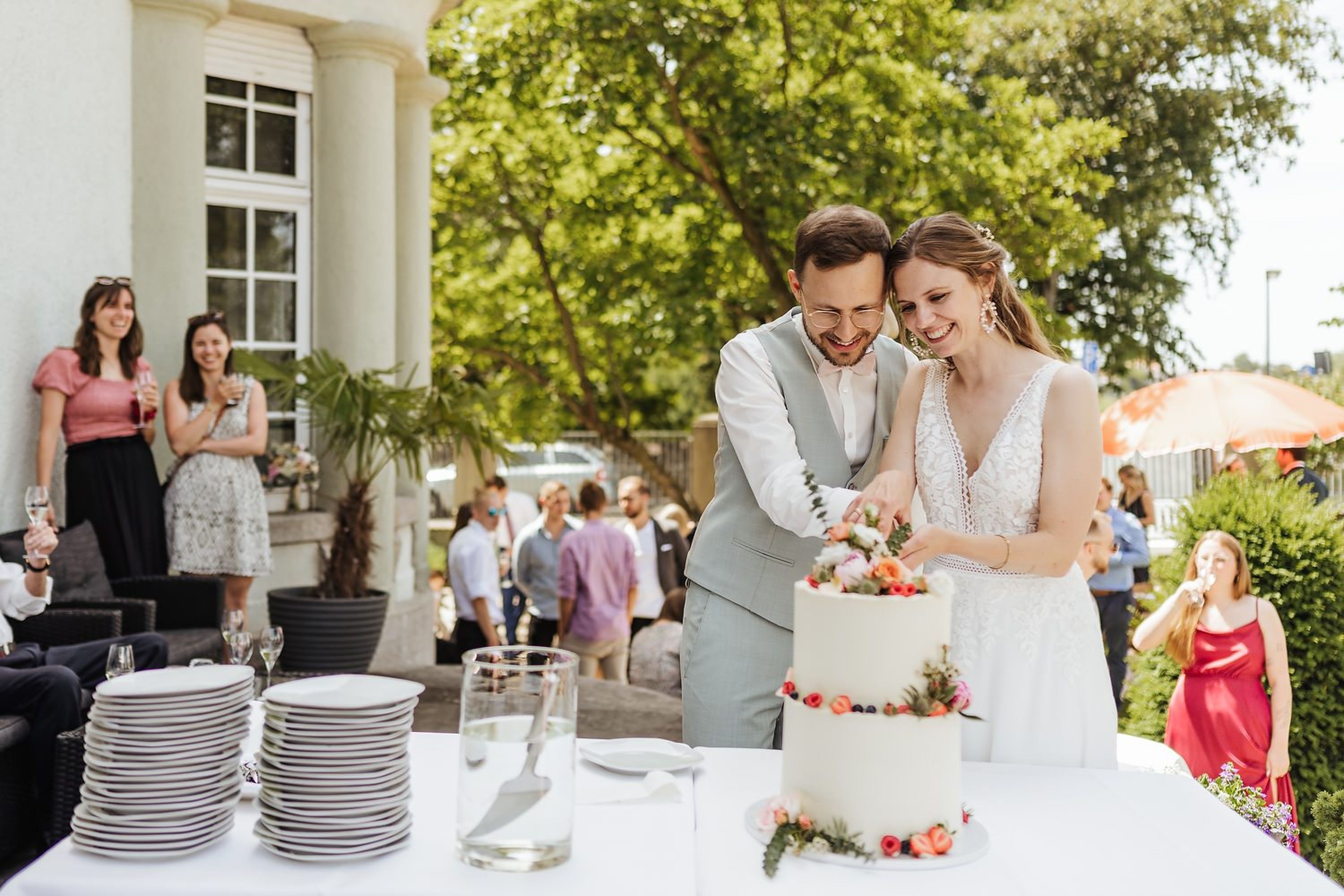 Silvoll feiern - Hochzeitstorte im Garten der Opelvillen