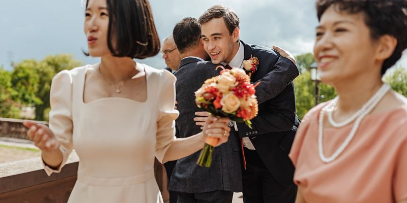 Gratulationen bei einer kleinen Hochzeit in Höchst