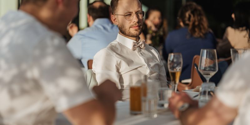Bräutigam sitzt in stilvollem Ambiente der Opelvillen in Rüsselsheim und genießt seinen Tag