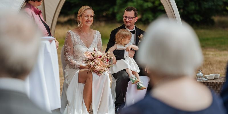 Hochzeitspaar bei einer Trauung in der Villa Rothschild
