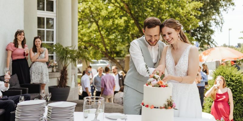 Silvoll feiern - Hochzeitstorte im Garten der Opelvillen