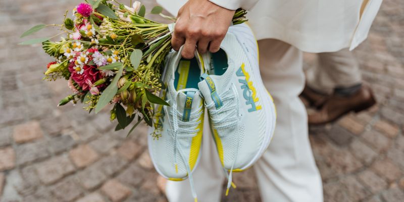 Details Laufschuhe und Brautstrauß