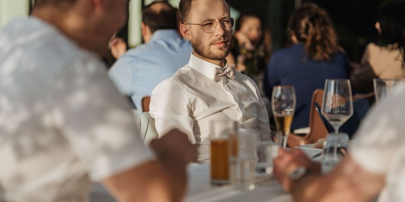 Bräutigam sitzt in stilvollem Ambiente der Opelvillen in Rüsselsheim und genießt seinen Tag