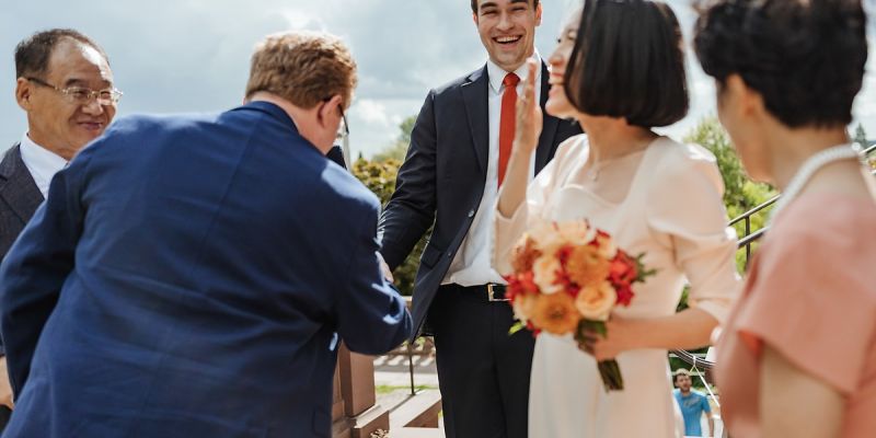 Gratulationen und Freude nach der Trauung